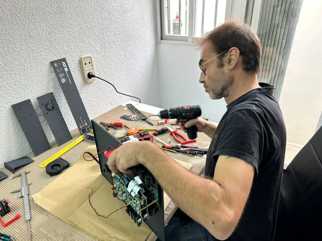 Joan Perelló fabricando una unidad de ATB Audio Tools en taller