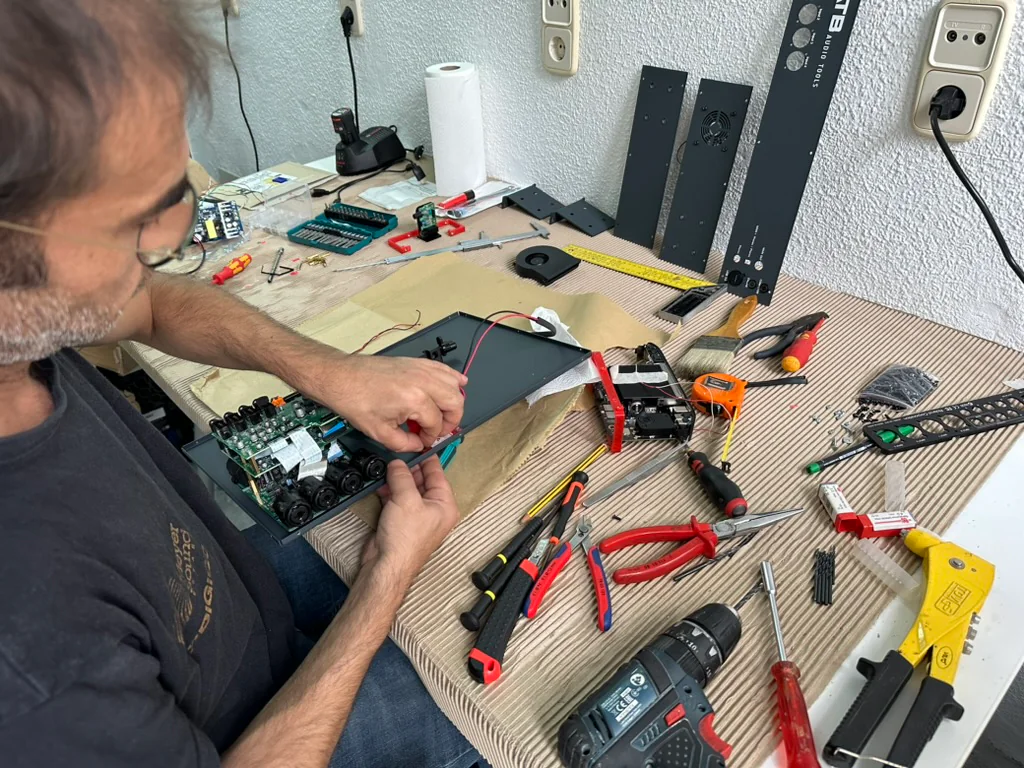 Banco de trabajo durante la fabricación de una unidad ATB Audio Tools