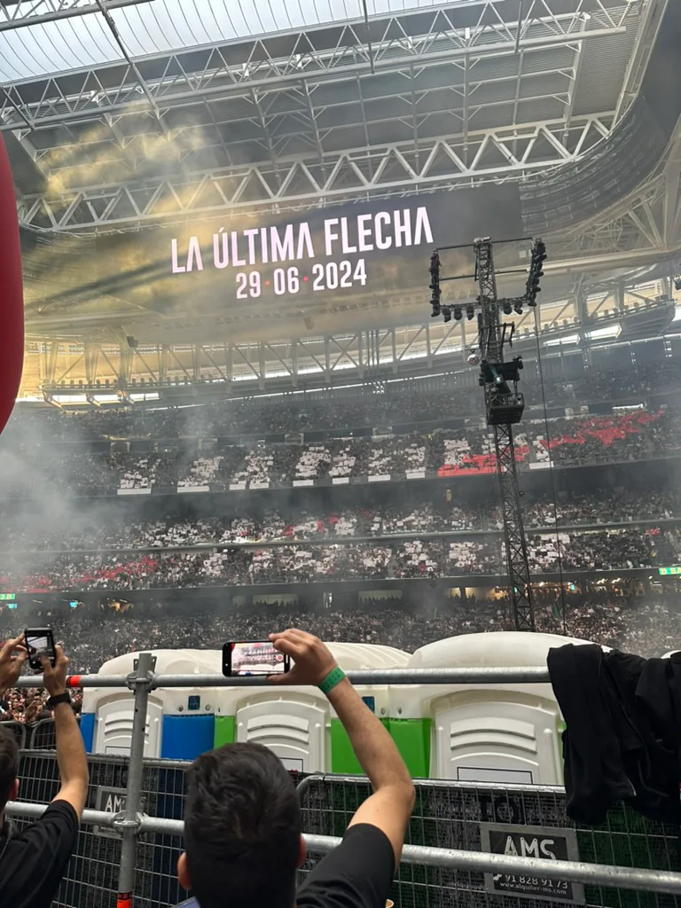 Pantalla de La Última Flecha en el Santiago Bernabéu