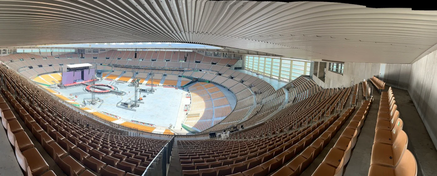 Vista panorámica del montaje de Salvaje desde la Raíz en el Estadio de La Cartuja