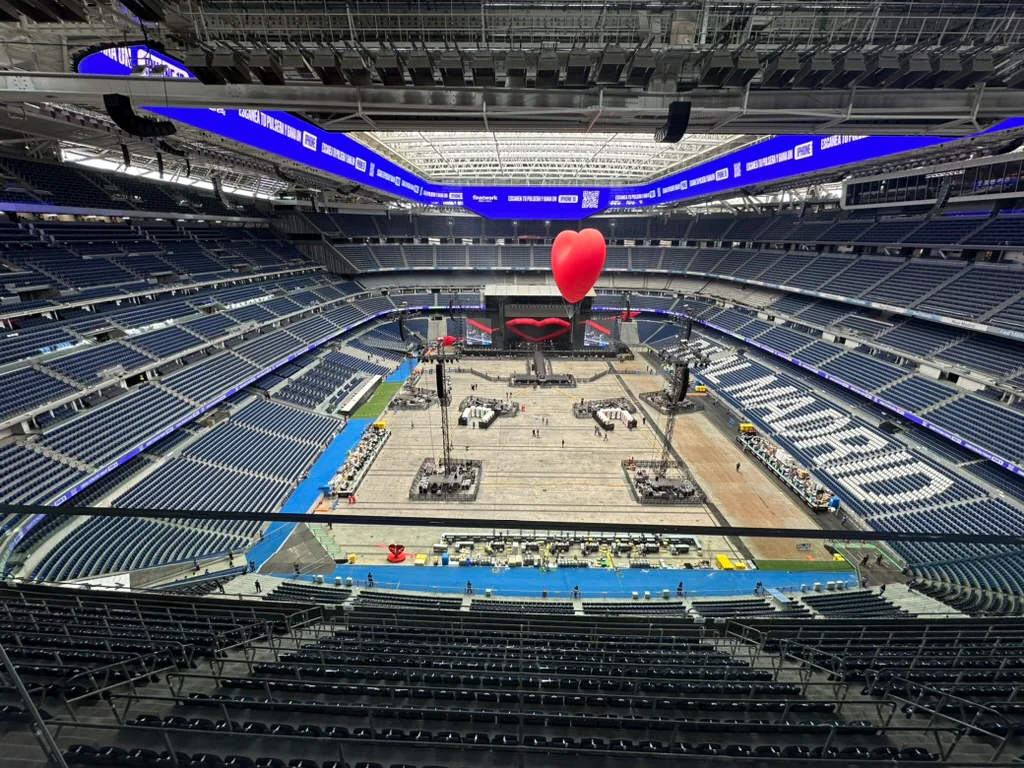 Montaje en el Santiago Bernabéu durante la Gira Salvaje